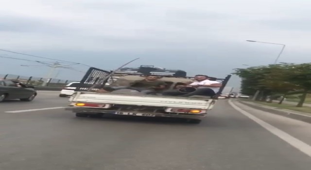 Bursada kamyonet arkasında tehlikeli yolculuk kamerada