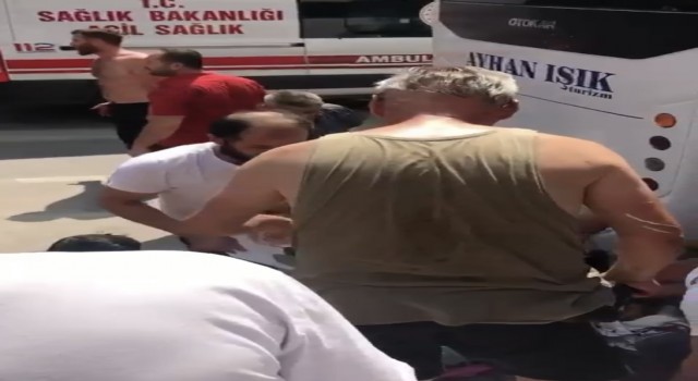 Bursada kaza yapan motosiklet sürücüsünün yardımına çevredekiler koştu