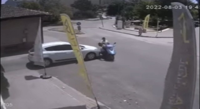 Bursada motosiklet kazadan kıl payı kurtuldu