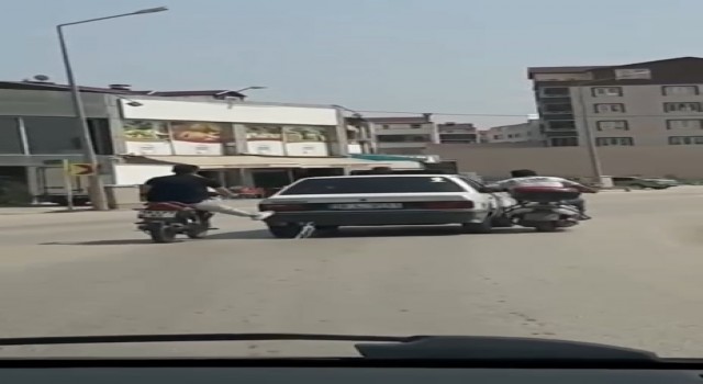 Bursada motosiklet sürücüleri yolda kalan otomobili ayaklarıyla ittiler