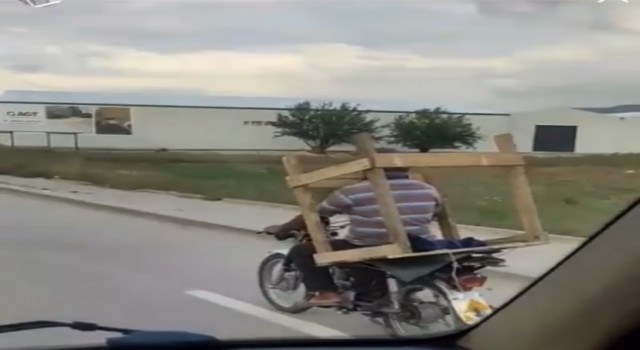 Bursada motosiklette palet taşıyan adam kameralarda