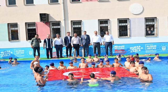 Bursada okul bahçesinde eğlence vakti