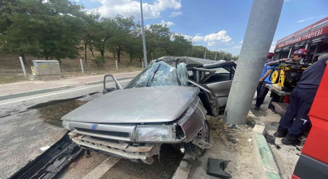 Bursada otomobil yön levhasına çarptı, hurdaya döndü: 1 ağır yaralı