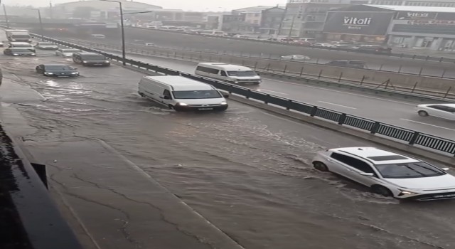 Bursada sağanak yağış hayatı felç etti