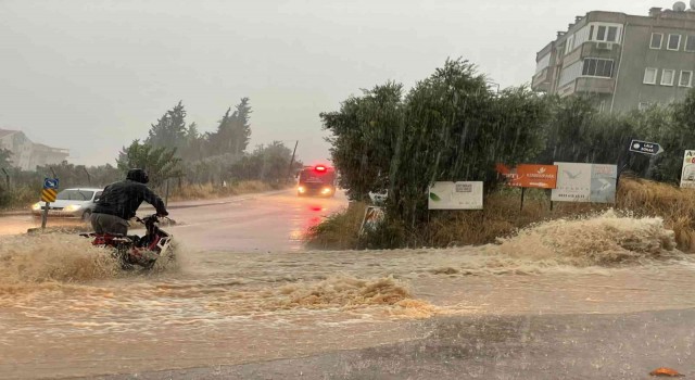 Bursada sağanak yağış sele dönüştü, hayat felç oldu