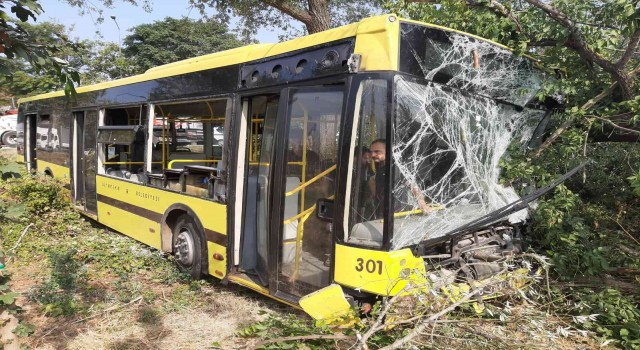 Bursada şehir içi otobüs arıza yapan kamyonete çarptı: 21 yaralı