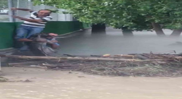 Bursada selde mahsur kalan köpeği ekipler kurtardı