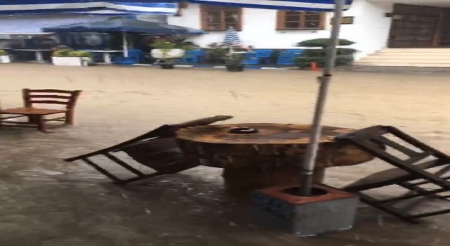 Bursada şiddetli yağmurda tarihi mahalleyi sel bastı