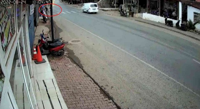 Bursada şimşeğin yaşattığı panik kameraya yansıdı