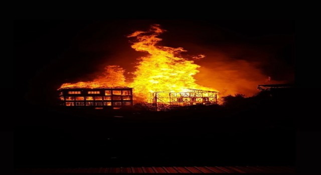 Bursada tarihi ipekçilik fabrikası alev alev yanıyor