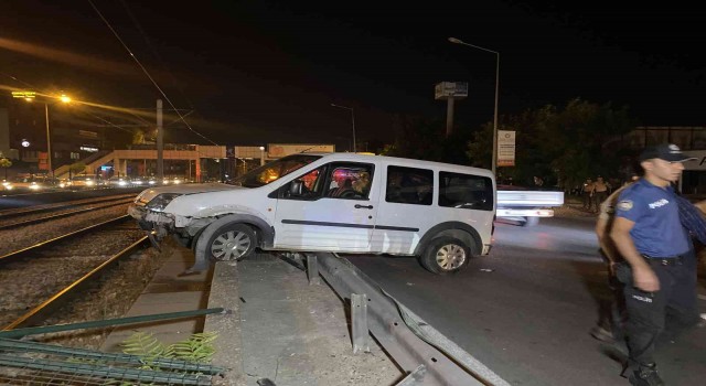Bursada ticari araç metro rayına uçtu : 1 yaralı