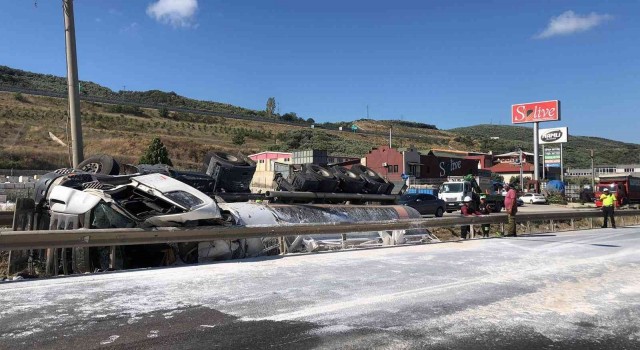 Bursada tır refüje devrildi: 1 yaralı
