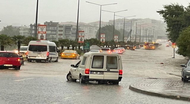 Bursada yağış etkili oldu: Yollar göle döndü