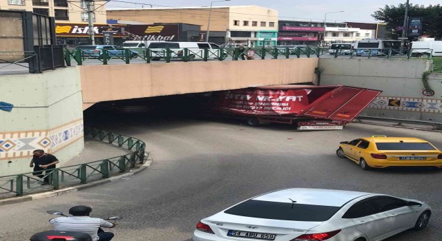 Bursada yüksekliği hesap edemeyen sürücüler üst geçit ve köprüye çarptı