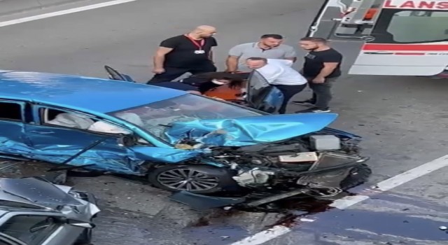 Bursada zincirleme kaza : 1 sürücü araçta sıkıştı