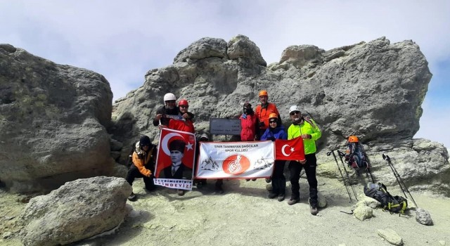 Bursalı dağcılar İranın en yüksek dağında Türk Bayrağı dalgalandırdı