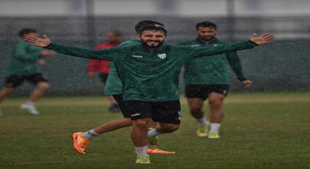 Bursaspor yağmur altında çalıştı