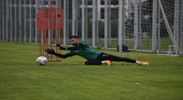 Bursasporlu futbolcular 30 Ağustos Zafer Bayramını kutladı