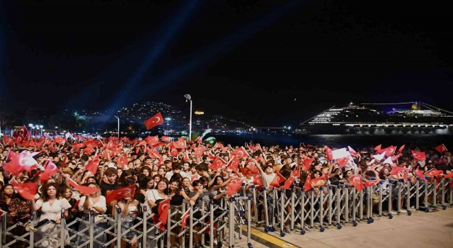 Büyük Taaruzun 100üncü yılında Kuşadalılar meydanları Doldurdu