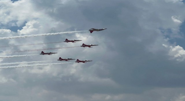 Büyük Zaferin 100. yılında Türk Yıldızları gösterileriyle nefesleri kesti