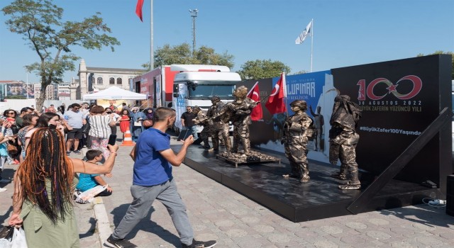 Büyük Zaferin ruhu canlı heykellerle yaşatılıyor