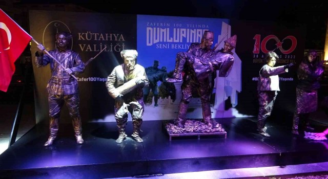 Büyük Zaferin ruhu canlı heykellerle yaşatılıyor