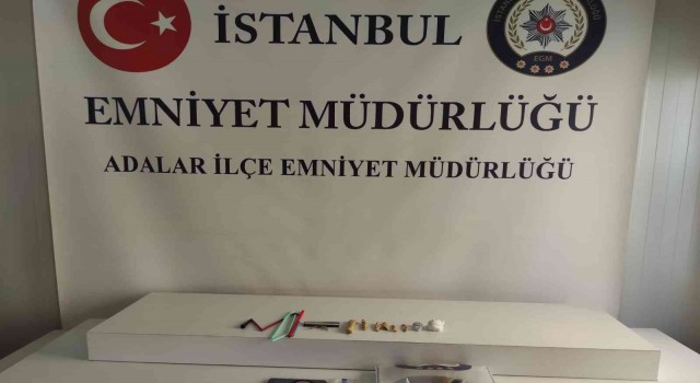 Büyükadada 3 adrese eş zamanlı uyuşturucu operasyonu