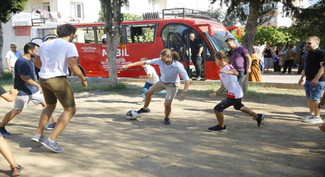 Büyükşehir Belediyesi Gençlik Meclisi üyeleri çocuklarla futbol maçı yaptı