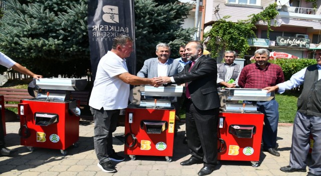Büyükşehir Dursunbey de 50 Salça makinası dağıttı