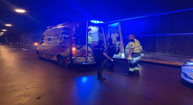 Çaldığı araçla metro istasyonunun merdivenlerine sıkıştı