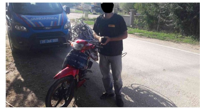 Çaldığı motosikletle kablo çaldı, sonrasında yakalandı