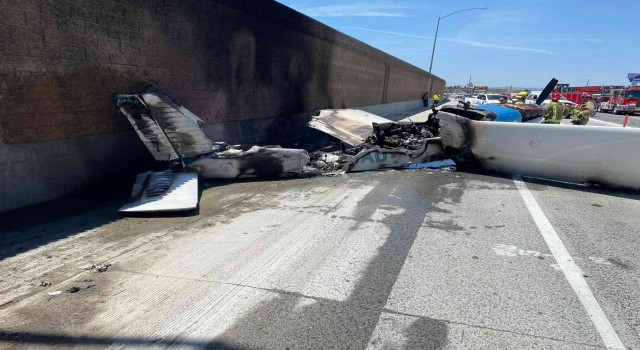 Californiada otobana düşen uçak alev aldı