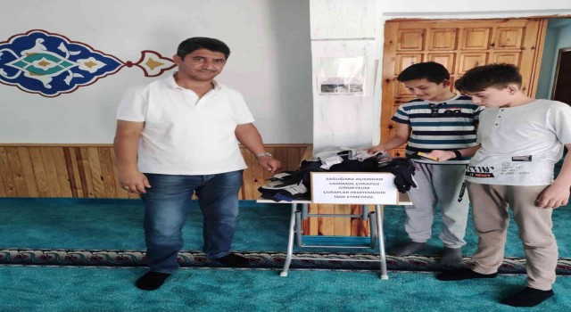 Camide çorabı olmayan cemaate yeni çorap hediye