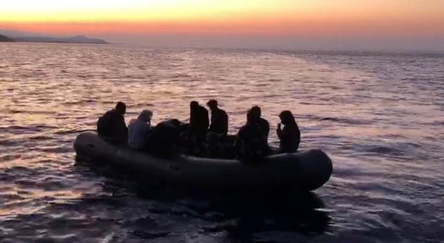 Çanakkale açıklarında 13 düzensiz göçmen kurtarıldı