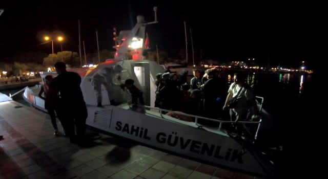 Çanakkale açıklarında 16 düzensiz göçmen kurtarıldı
