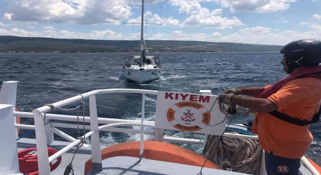 Çanakkale açıklarında sürüklenen tekne kurtarıldı