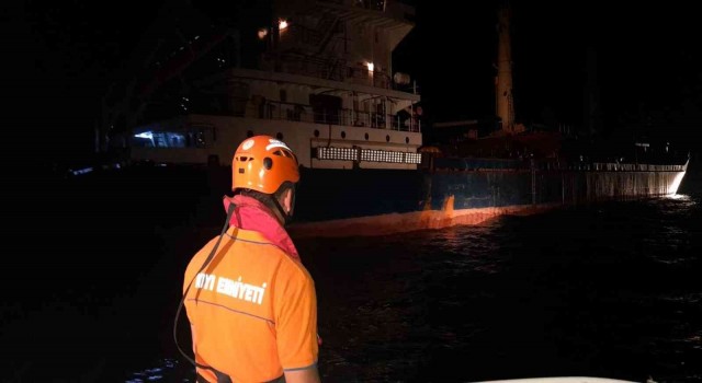 Çanakkale Boğazında arızalanan gemi kurtarıldı