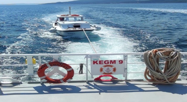 Çanakkale Boğazında arızalanan tekne tersaneye çekildi