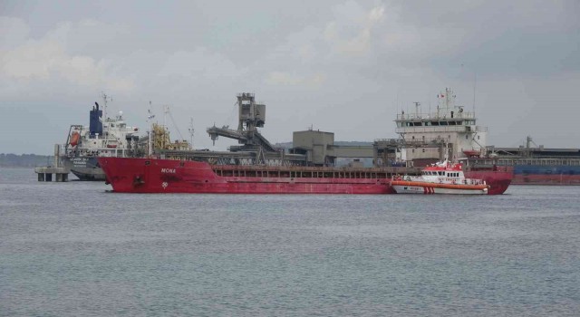 Çanakkale Boğazında karaya oturan gemi yüzdürüldü