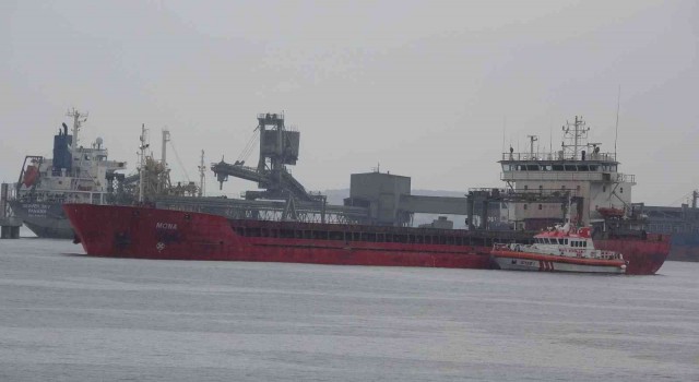 Çanakkale Boğazında karaya oturan gemiyi kurtarma çalışmaları başladı