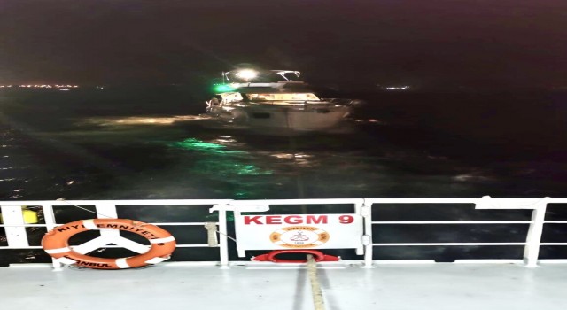 Çanakkale Boğazında sürüklenen tekne kurtarıldı