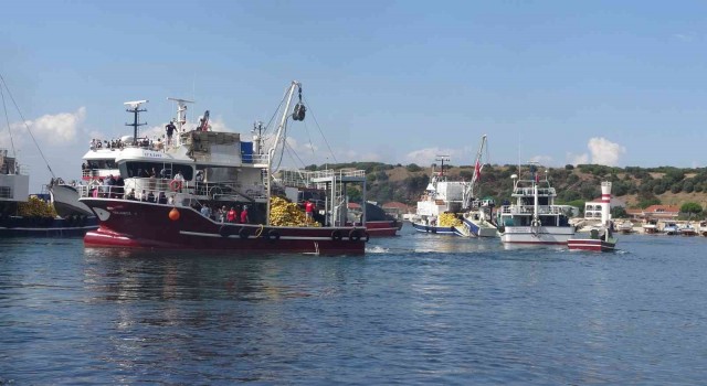 Çanakkalede balıkçılar, ‘Vira Bismillah diyerek denizlere açılmaya başladı