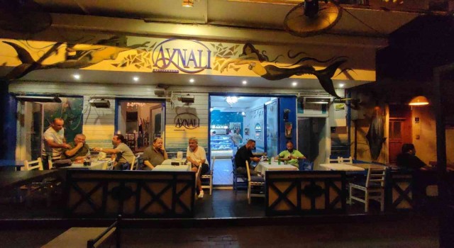 Çanakkalede barlar sokağında meydan muharebesi gibi kavga: 1 polis yaralı