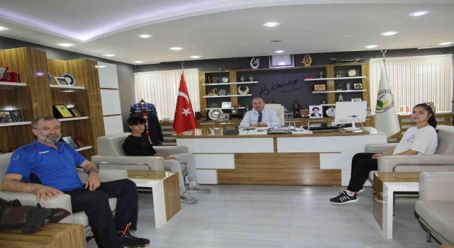 Çekilişte kendilerine çıkan bisikleti ihtiyacı olana hediye ettiler
