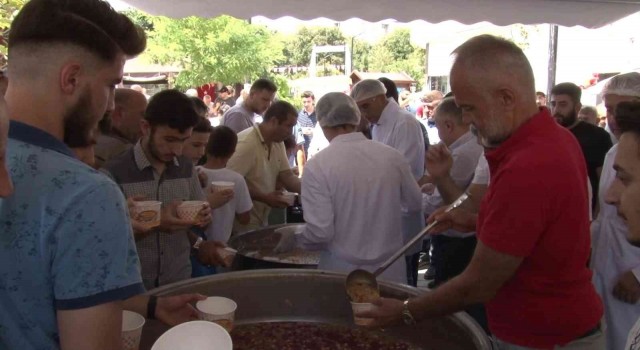 Çekmeköydeki cami ve cemevlerinde vatandaşlara aşure ikramı