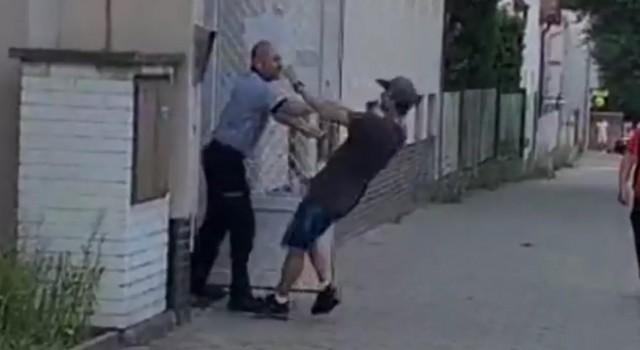 Çekyada karakolun ziline basan kişi polis tarafından darp edildi