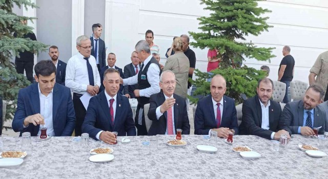 CHP Genel Başkanı Kılıçdaroğlu Çorumda çay molası verdi