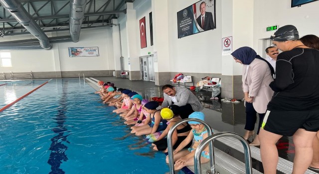 Çiçekdağında yarı olimpik havuzun ilk yüzücüleri çocuklar oldu