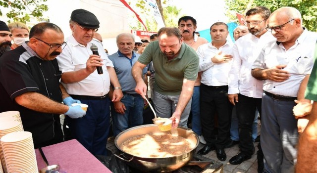 Çiğli Belediyesinden vatandaşlara aşure ikramı