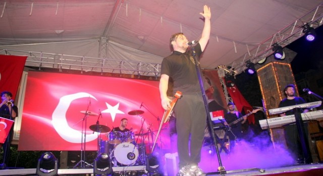 Çınarcıkta Zafer Bayramı Ekin Uzunlar ile kutlandı